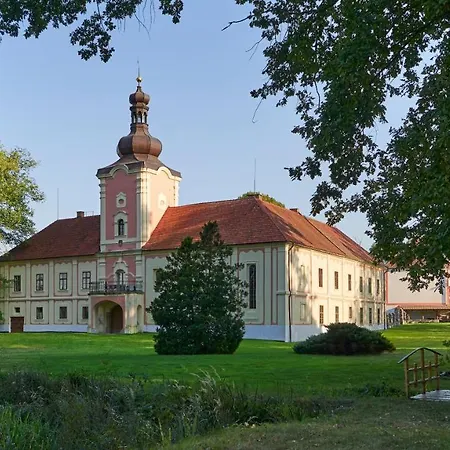 Guest house Zamek Lesany 3*