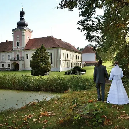 Zamek Lesany Guest house 3*