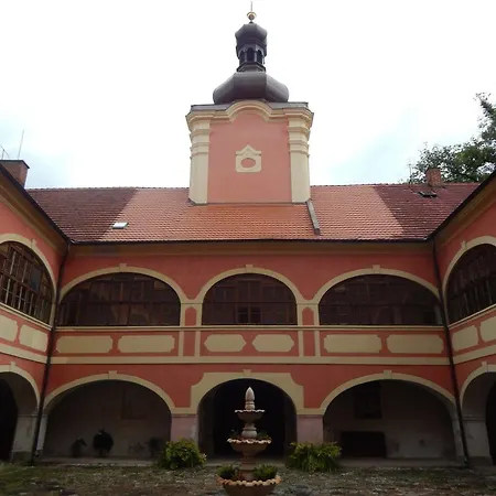 Zamek Lesany 게스트하우스 3*