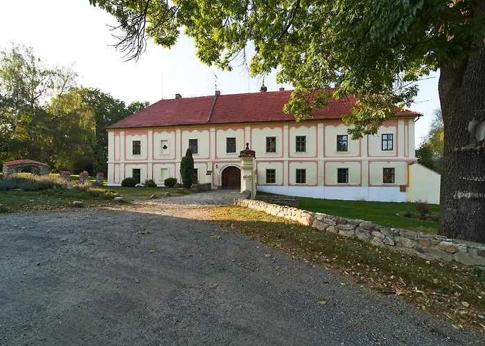 Zamek Lesany Netvorice